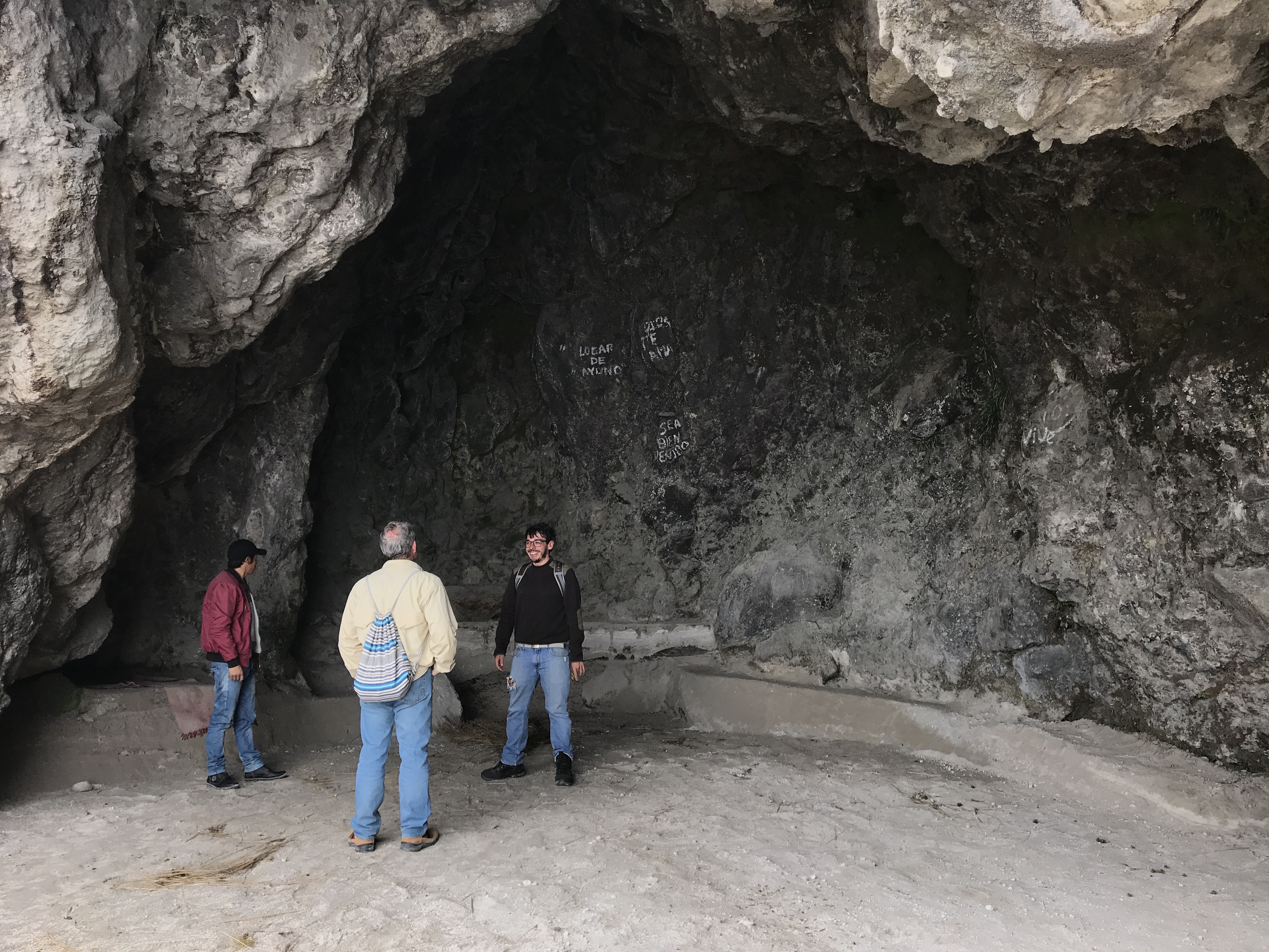 quilotoa cave1.JPG